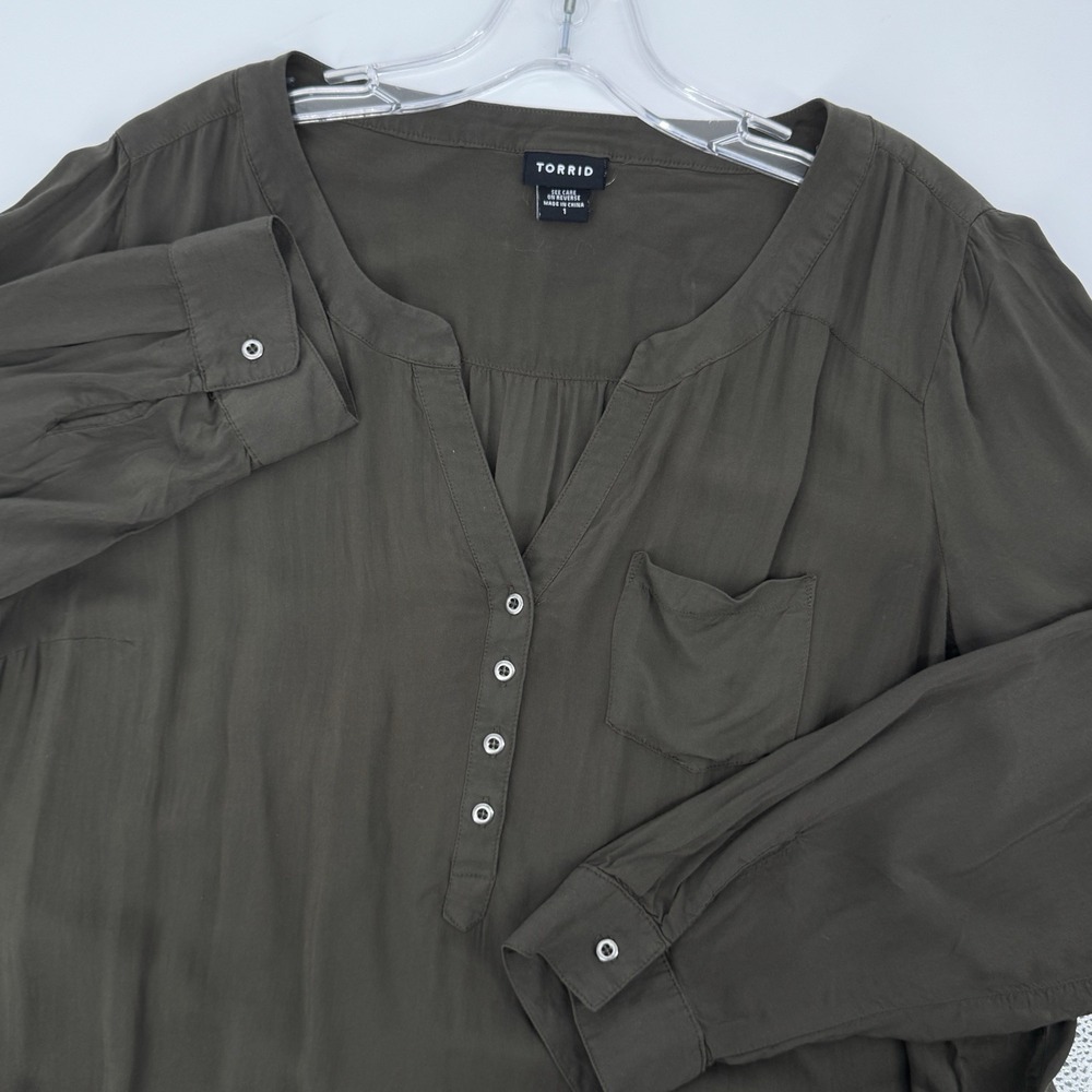 Torrid Womens Size 1 Olive Green Rayon Roll Tab Long Sleeve Henley Blouse Top